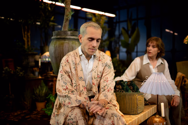 Leo Magnus de la Nuez som Osvald i «Gjengangere», Rogaland Teater 2022