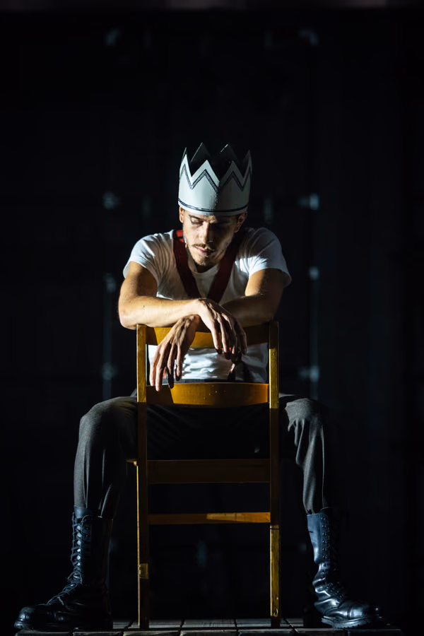 Leo Magnus de la Nuez som Macbeth i «Macbeth», Rogaland Teater 2023